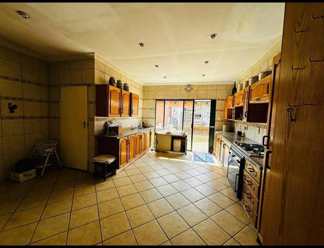8 BEDROOM HOUSE FOR SALE IN BOKSBURG NORTH